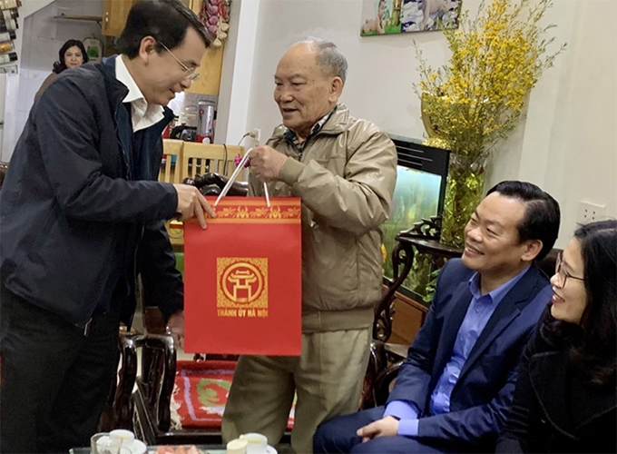 Têt traditionnel visites et remise de cadeaux à des familles bénéficiaires des politiques sociales